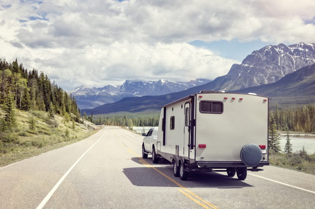 Caravane ou camping-car sur une route de montagne
