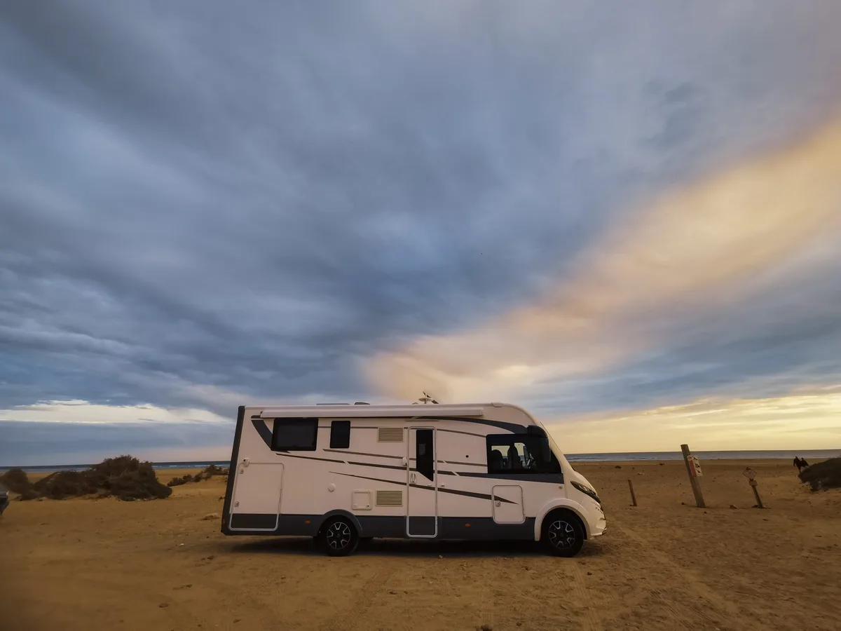 Camper bij zee als beeld bij hagelwerende coating